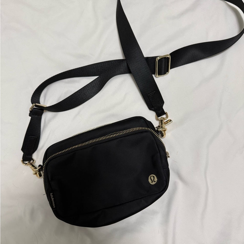 Lululemon everywhere crossbody 2L bag